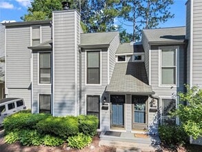 Building Photo - 1028 Riverbend Club Dr SE