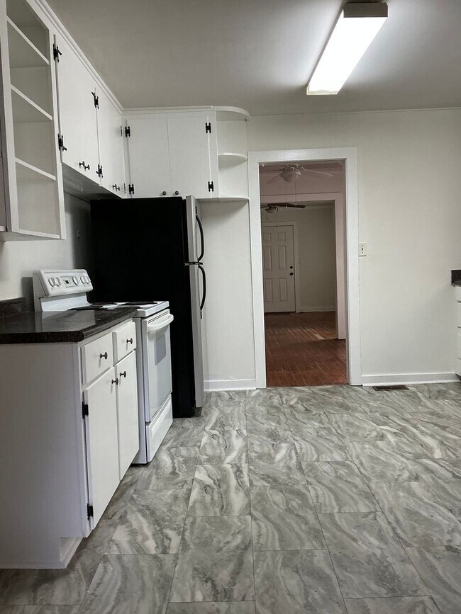 Building Photo - 3 bedroom / 1 bathroom house near St. Mary's/Beechwood/Alps Rd.