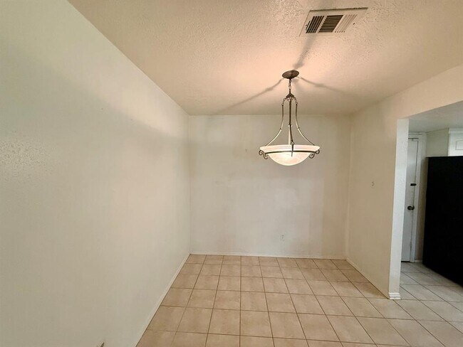 Building Photo - 9407 Pinole Ln
