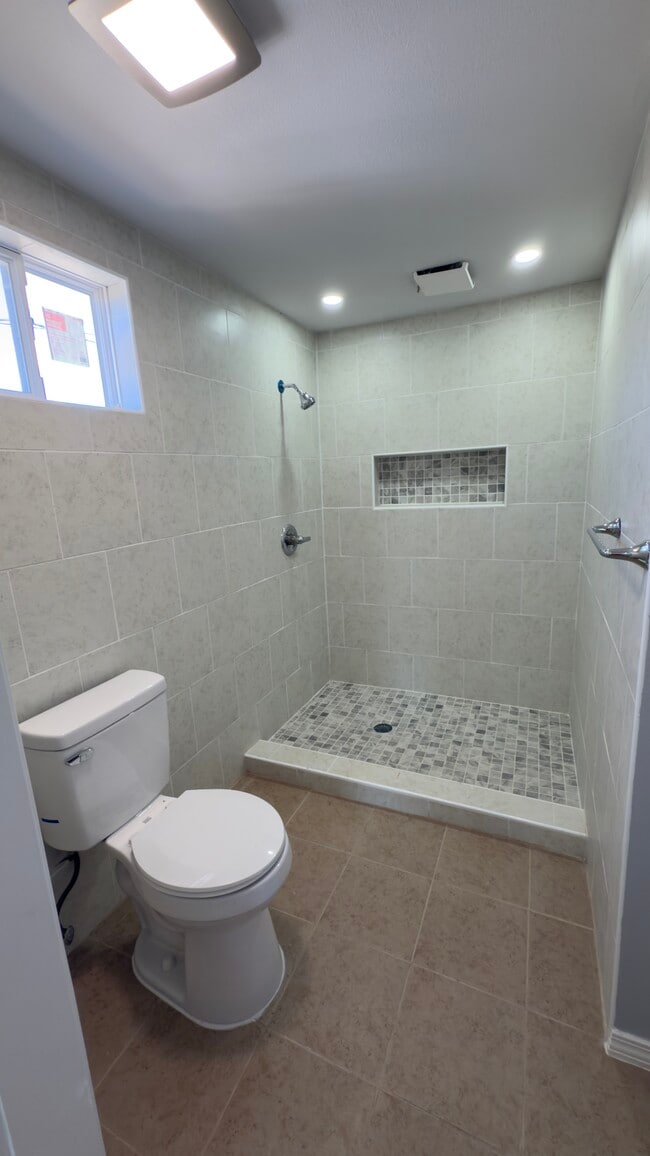 Building Photo - 712 Independence Dr