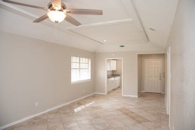 Building Photo - 817 San Saba Dr