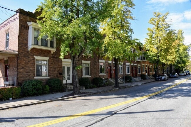 Building Photo - Spacious Two Bedroom Townhouse in Squirrel Hill! Fully Equipped Kitchen & W/D Included! Call Today