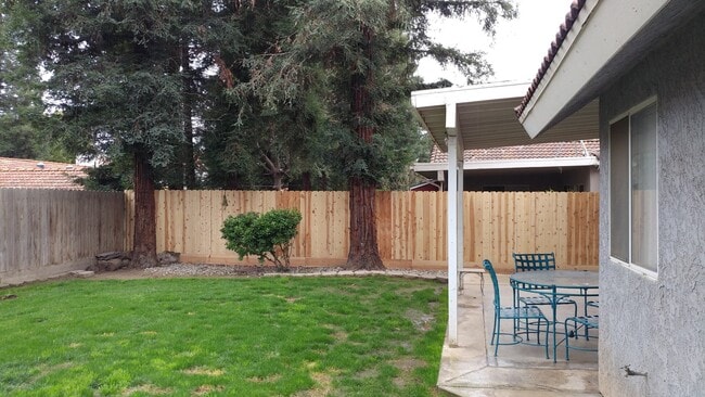 Building Photo - 2 Story home in NE Fresno, Clovis Schools and near shopping centers.