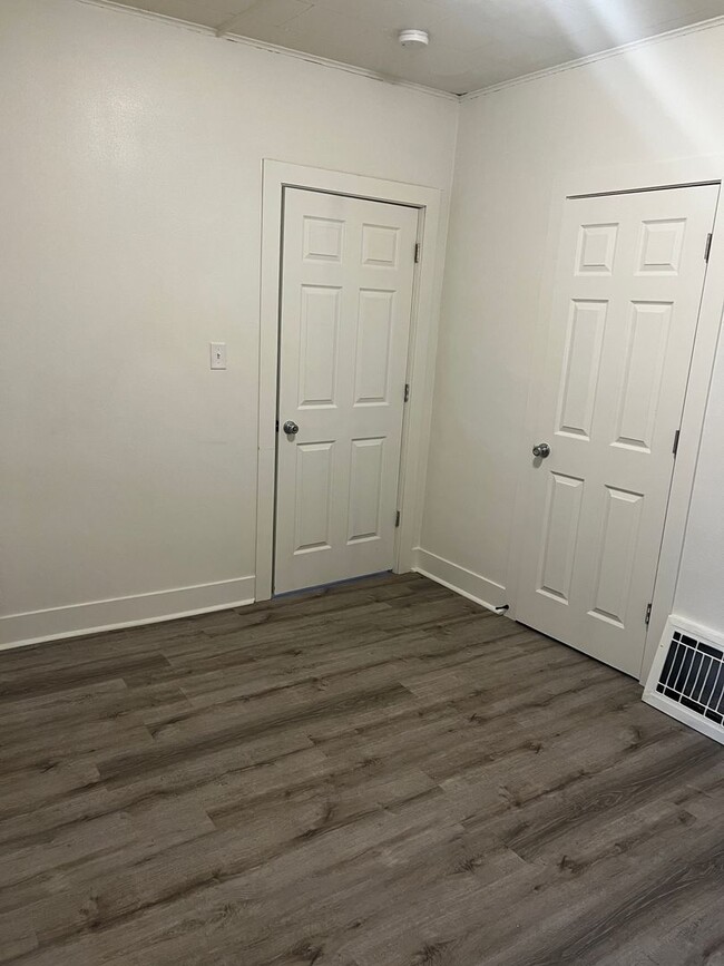 Building Photo - $950 Deposit $950 Rent