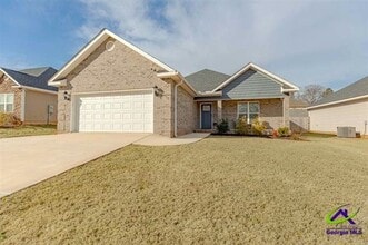 Building Photo - Beautiful Home that looks Brand New / First Full Month's Rent FREE with a 13 Month Lease!!