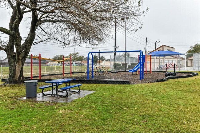 Building Photo - 6527 La Violetta Dr