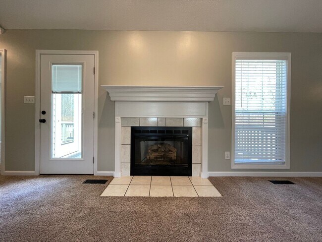 Building Photo - Immaculate and Move In Ready on Newport!