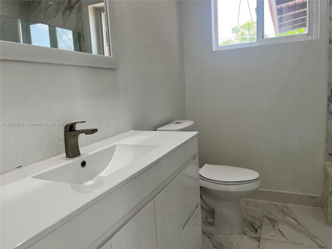Building Photo - 3310 SW 82nd Ave