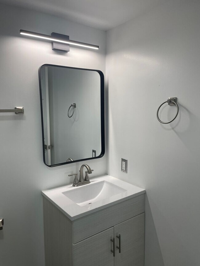 Building Photo - Must See!!! 1 bedroom 1 bath duplex