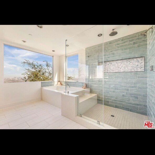 Building Photo - 1610 Viewmont Dr