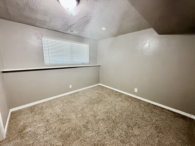 Building Photo - 1021 N 925 E St