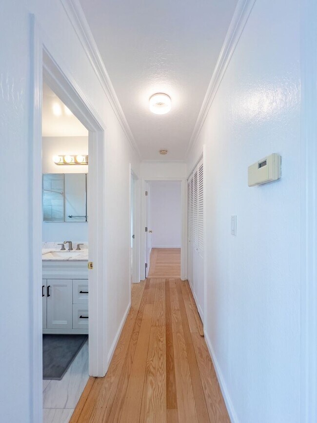 Building Photo - Newly Renovate 5 Bedroom Napa House