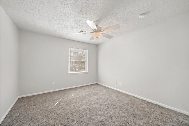 Building Photo - Gorgeous 4 bed/2.5 bath two story home in ...