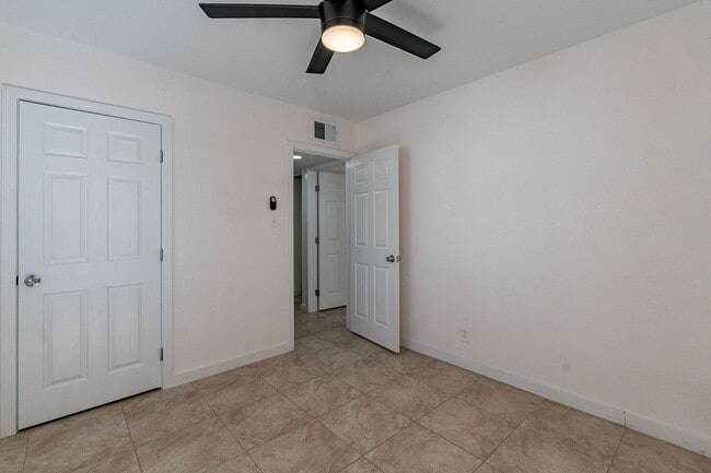 Building Photo - Two Bedrooms - Central Phoenix!