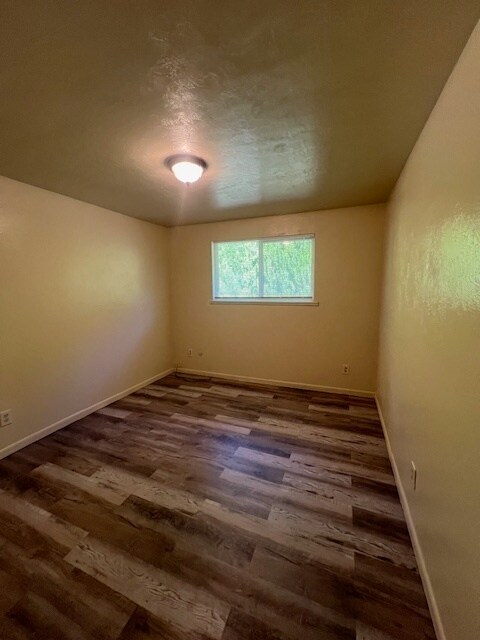 Building Photo - 2 bed 1 bath duplex Garden City!