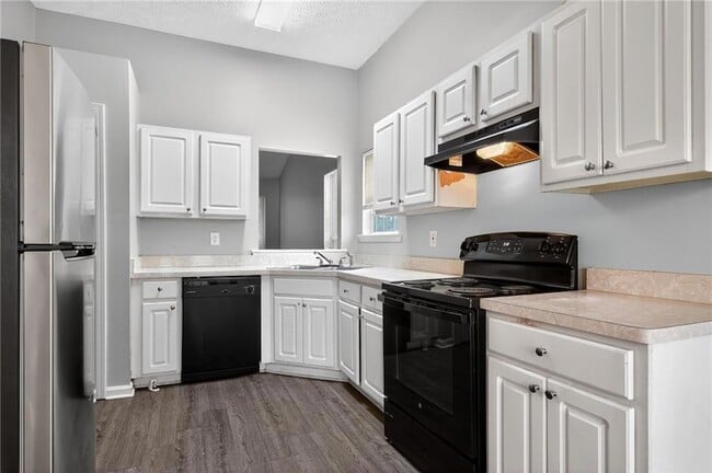 Building Photo - 5470 Twin Lakes Dr