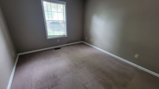 Building Photo - Fabulous 3 bedroom 3 bath walk- out ranch