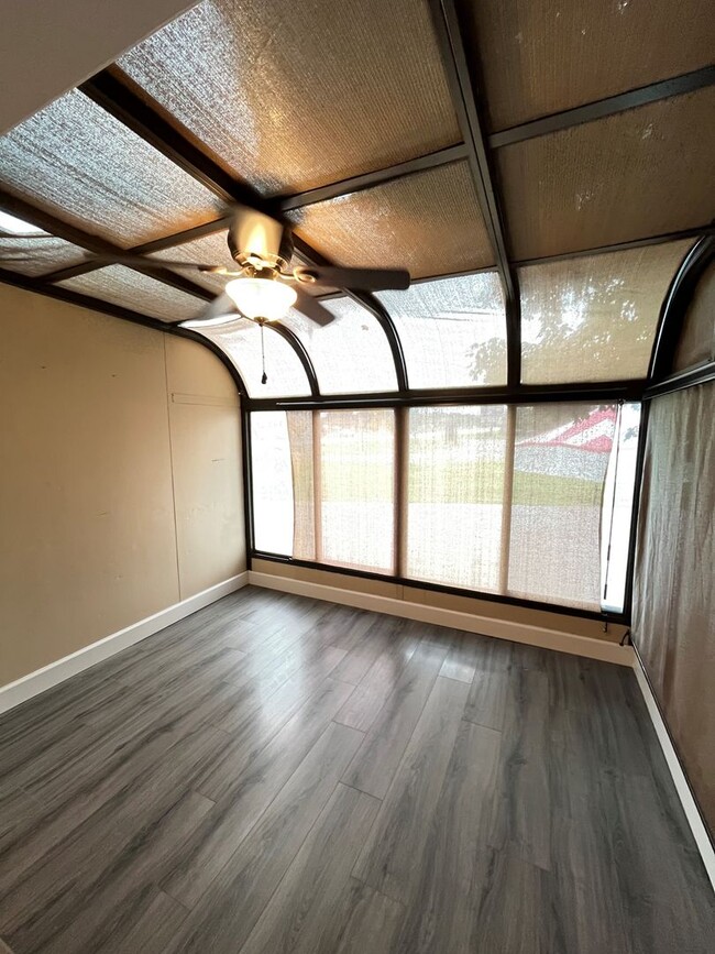 Building Photo - 3 bedroom 1. 5 bath home in Rogers / fence...