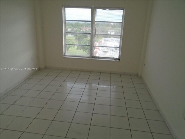 Building Photo - 4174 Inverrary Dr