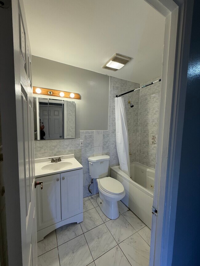 Building Photo - 2353 Blue Heron Dr