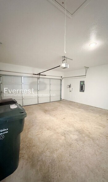 Building Photo - 2231 Hornbeam St