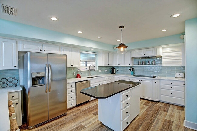 Building Photo - 9 La Playa