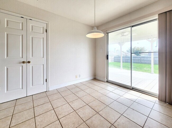 Building Photo - Charming 3/BR 2.5/BA Home with Bright Inte...
