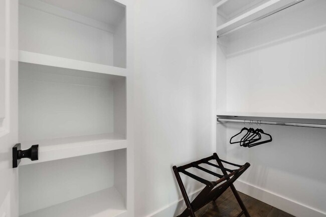 Building Photo - 1806 Lischey Ave