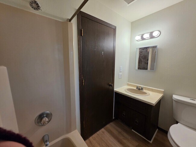 Building Photo - 624-626 Crestview Drive