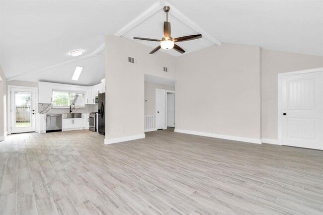 Building Photo - 10051 Green Valley Ln