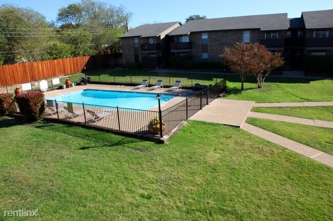 Building Photo - 2 br, 2 bath Condo - 7924 Emerald Crest Dr...