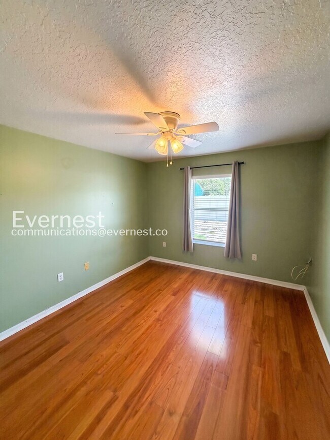 Building Photo - 3 Bed/2 Bath Home with Fenced Yard & Garage / Pet-Friendly / Available Soon!
