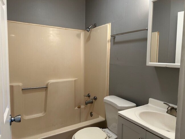 Building Photo - 3 Bedroom, 2 Bath Ranch Home w/Central Air