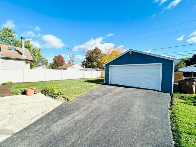 Building Photo - 9705 Oak Park Ave