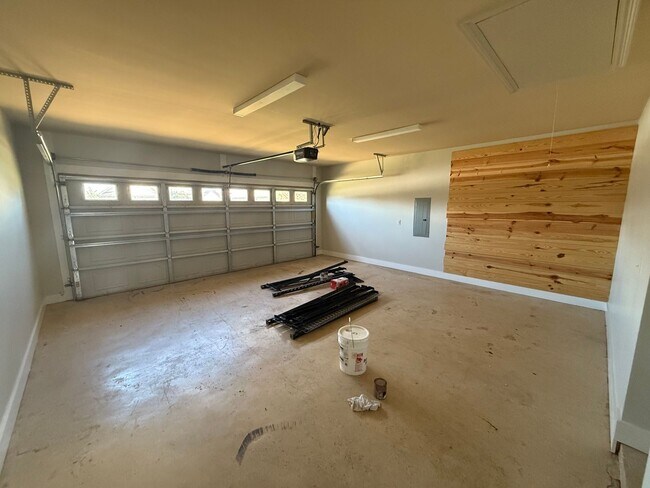 Building Photo - ** 4 bed 2 bath located in Wetumpka ** Cal...
