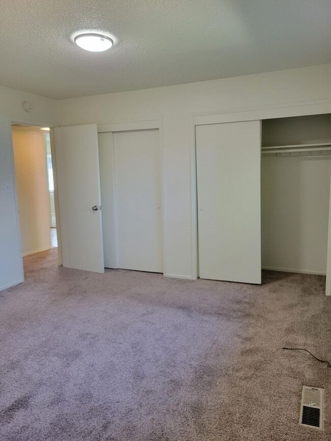 Building Photo - Spacious West Side 4 Bedroom with Large Garage