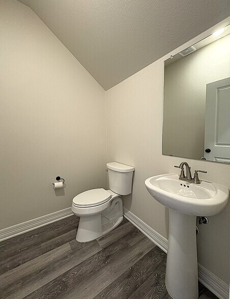 Building Photo - 1166 Lindsey Dr