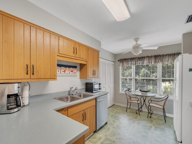 Building Photo - 101 Park Shores Cir
