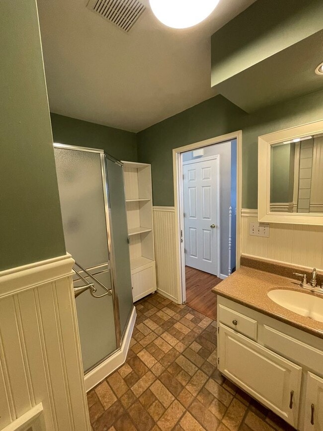 Building Photo - Beautiful 3 bed 2 bath - pets allowed! ***...