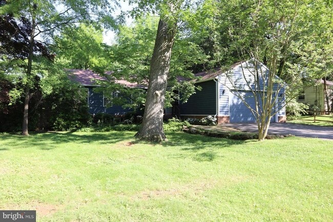 Building Photo - 10 Dew Wood Ct