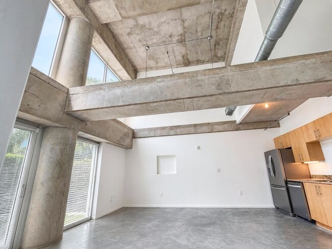 Building Photo - Modern Condo in The Cedars, Dallas with Private Patio | Available for Lease!