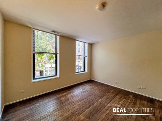 Building Photo - 2 bedroom in CHICAGO IL 60657
