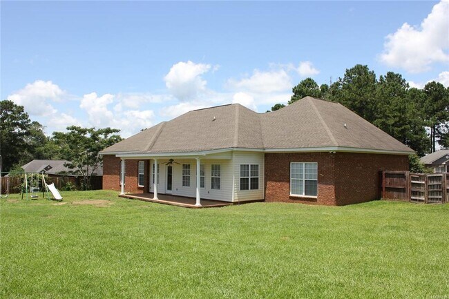 Building Photo - Available September!