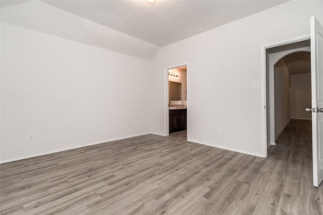 Building Photo - 17466 Linthorne St