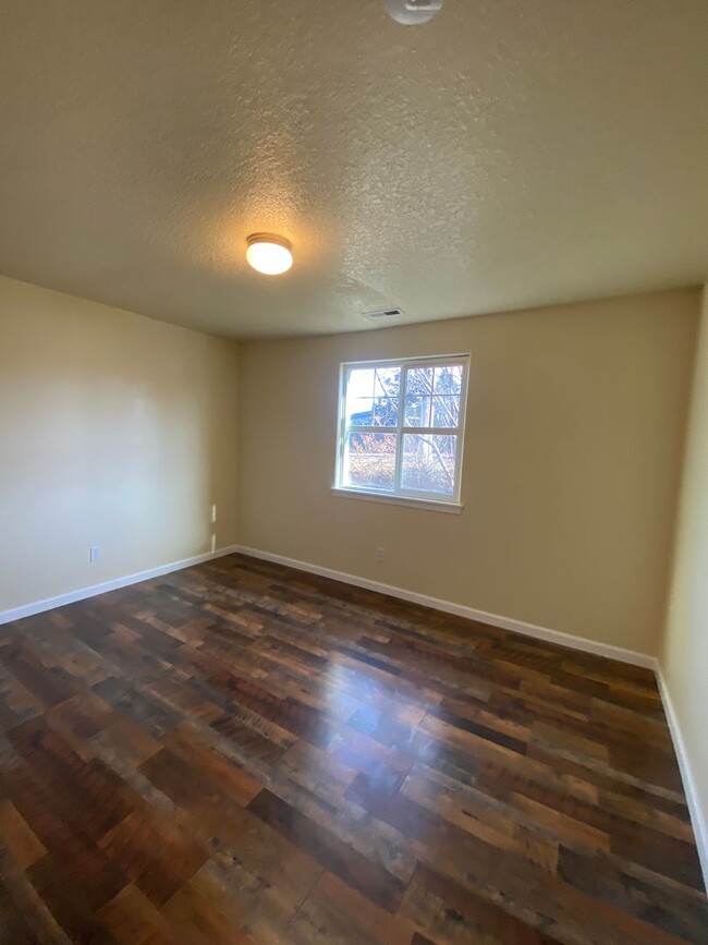 Building Photo - Single level with no carpet!  Ready to ren...