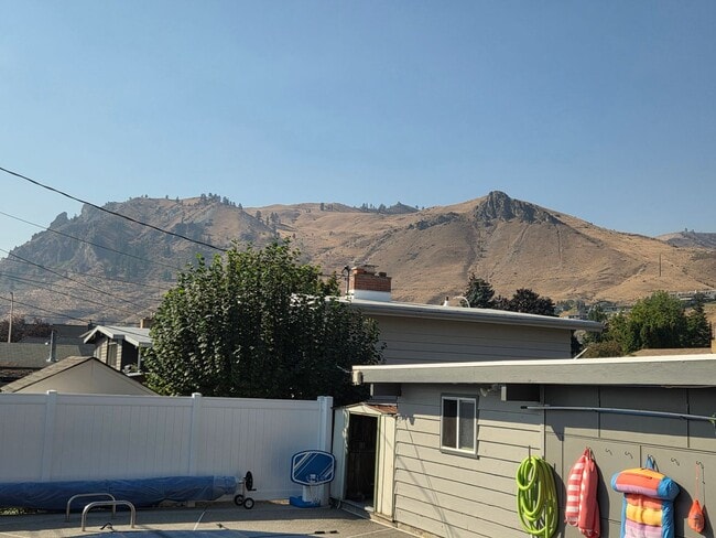 Building Photo - 3Bedroom, 2.5 Bath Mid Century Modern Home...
