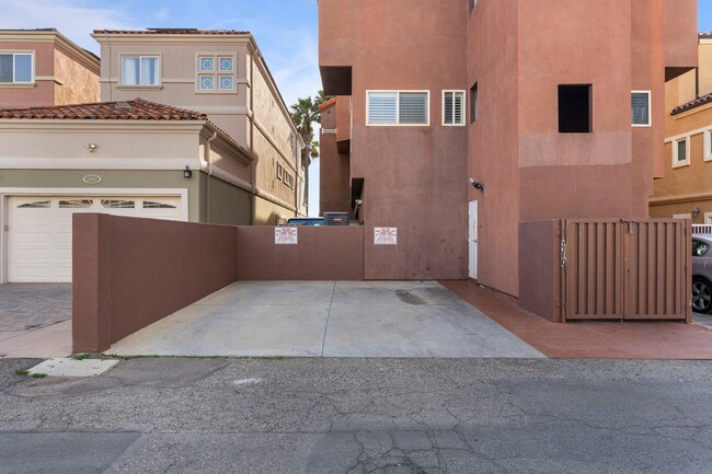 Building Photo - OCEAN FRONT CONDO IN HUNTINGTON BEACH