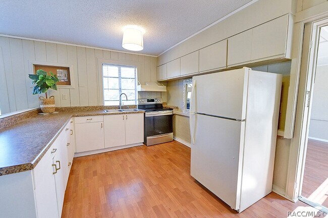 Building Photo - 323 Ella Ave