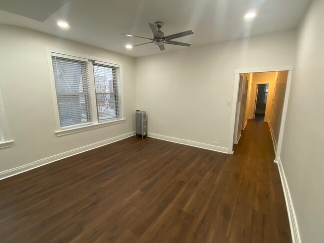 Building Photo - 1425 W Albion Ave