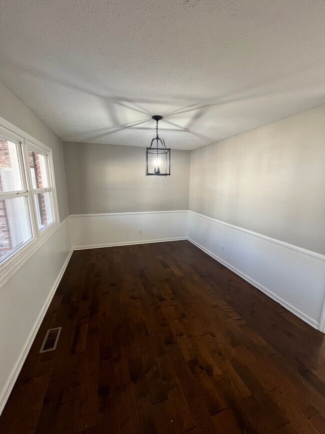 Building Photo - Well-Appointed East-Side Home with Exceptional Living Space in Sycamore Knolls